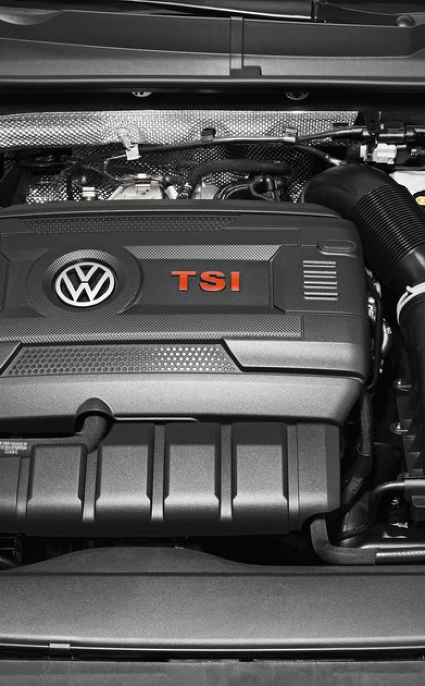 2.0 TSI engine with 162 kW / 220 PS (Golf GTI) or with 169 kW / 230 PS (Golf GTI Performance)